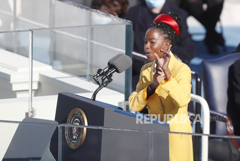 Amanda Gorman menyampaikan puisi pada upacara pengukuhan Presiden terpilih Joe Biden dan Wakil Presiden terpilih Kamala Harris di Front Barat Capitol AS di Washington, DC, AS, 20 Januari 2021. Biden memenangkan pemilu 3 November 2020 untuk menjadi Presiden ke-46 Amerika Serikat.