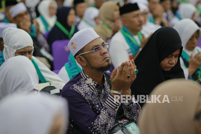 Seorang calon haji memanjatkan doa saat upacara pelepasan jamaah calon haji Aceh kloter pertama di Banda Aceh, Aceh, Rabu (29/5/2024). Sebanyak 393 jamaah calon haji kloter pertama dari total 12 kloter Embarkasi Aceh resmi diberangkatkan ke tanah suci dalam penyelenggaraan haji tahun 1445 H/2024. 