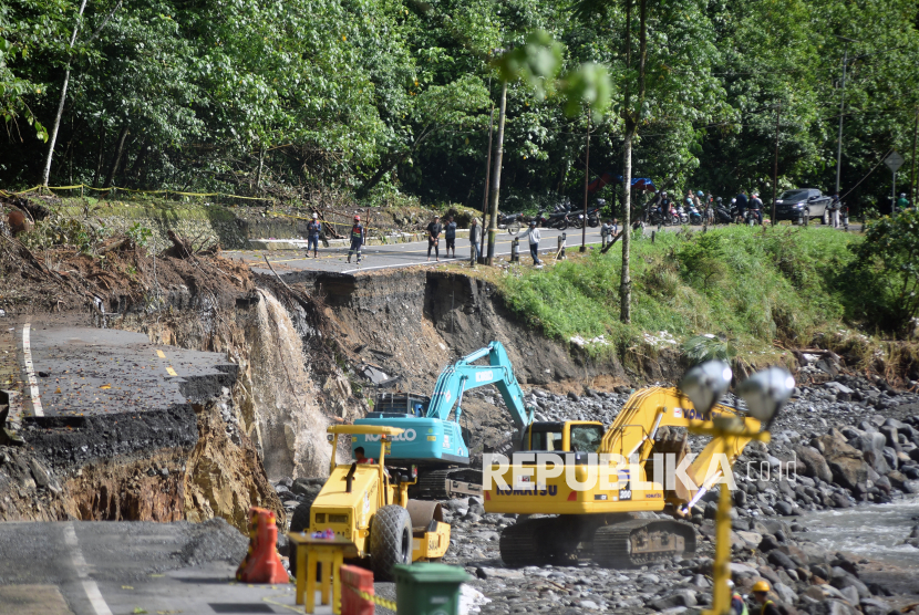 Perbaikan Jalan Putus di Lembah Anai Terus Dilakukan