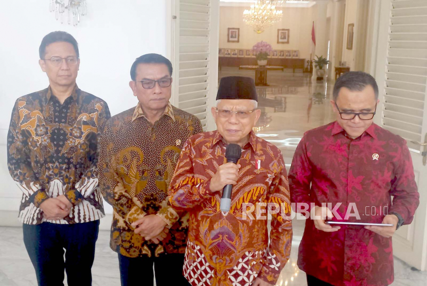 Wakil Presiden KH Maruf Amin bersama jajaran menteri saat diwawancarai wartawan di Istana Wakil Presiden, Jakarta, Selasa (20/6/2023). 