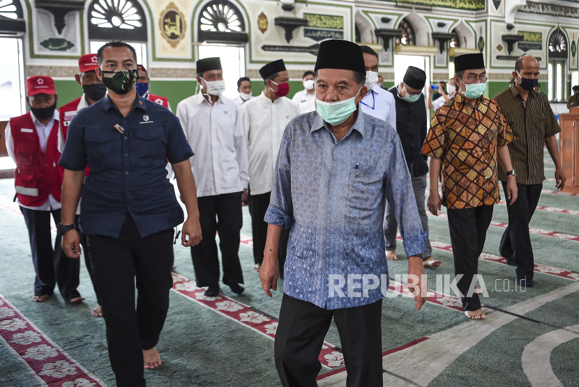 Ketua Umum Dewan Masjid Indonesia (DMI) Jusuf Kalla (depan) didampingi Ketua ICMI Jimly Asshiddiqie (kedua kanan), beserta pengurus DMI dan pengurus Masjid Al Azhar meninjau penyemprotan disinfektan di Masjid Al Azhar Jakarta Selatan, Rabu (3/6/2020). Penyemprotan tersebut sebagai upaya mencegah penyebaran virus corona (COVID-19) di rumah ibadah jika nantinya kembali dibuka untuk umum saat pemberlakuan tatanan normal baru (new normal)
