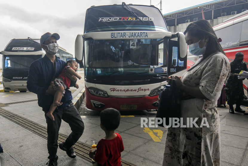 Sejumlah penumpang menunggu waktu pemberangkatan  bus (ilustrasi). BPTJ mencatat peningkatan jumlah penumpang hingga 62 persen di Terminal Poris Plawad, Kota Tangerang, Banten, pada masa libur panjang.