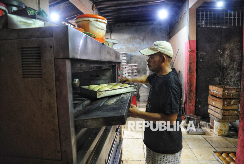 Pekerja menyelesaikan pembuatan roti di tempat Usaha Mikro, Kecil, dan Menengah (UMKM) Roti Langgeng Sari di kawasan Benhil, Jakarta, Senin (20/1/2025). 