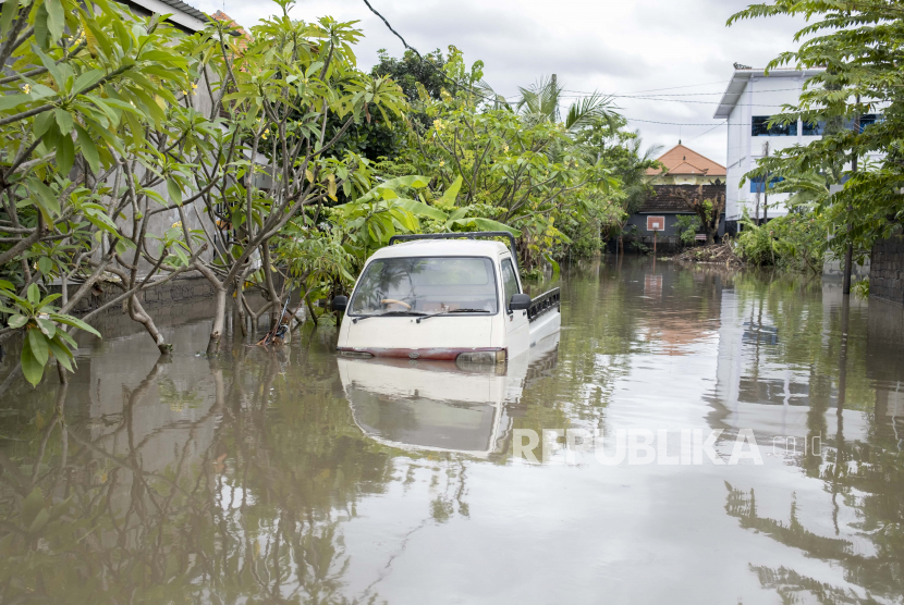 Sebuah mobil terendam banjir di kawasan pemukiman di Denpasar, Bali. (ilustrasi). DLHK meminta warga Bali mewaspadai dampak baniir hingga Maret 2024.