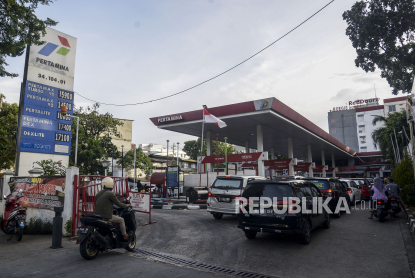 Sejumlah pengendara mengantre untuk mengisi BBM di Jakarta, Sabtu (3/9/2022). 