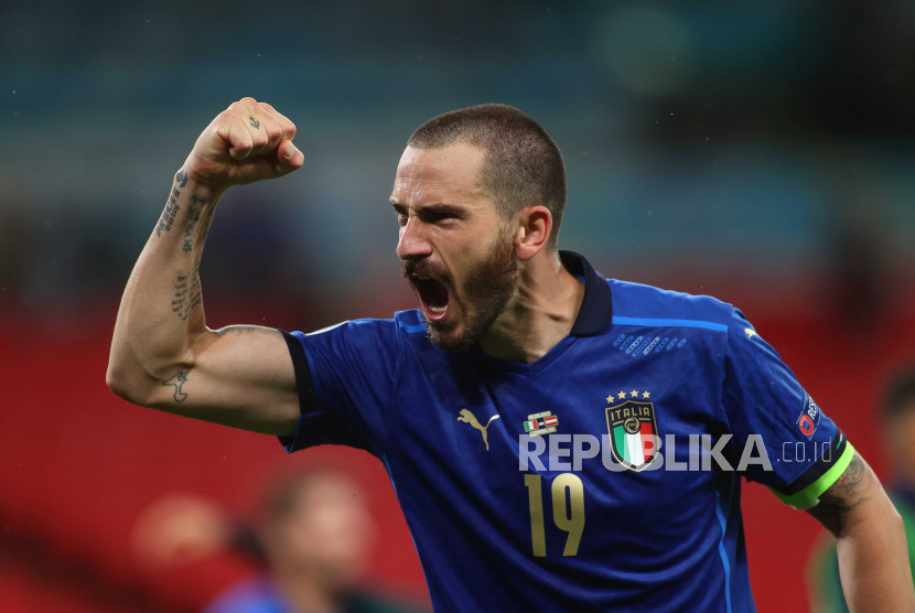 Leonardo Bonucci dari Italia merayakan kemenangan setelah memenangkan pertandingan sepak bola babak 16 besar UEFA EURO 2020 antara Italia dan Austria di London, Inggris, 26 Juni 2021.