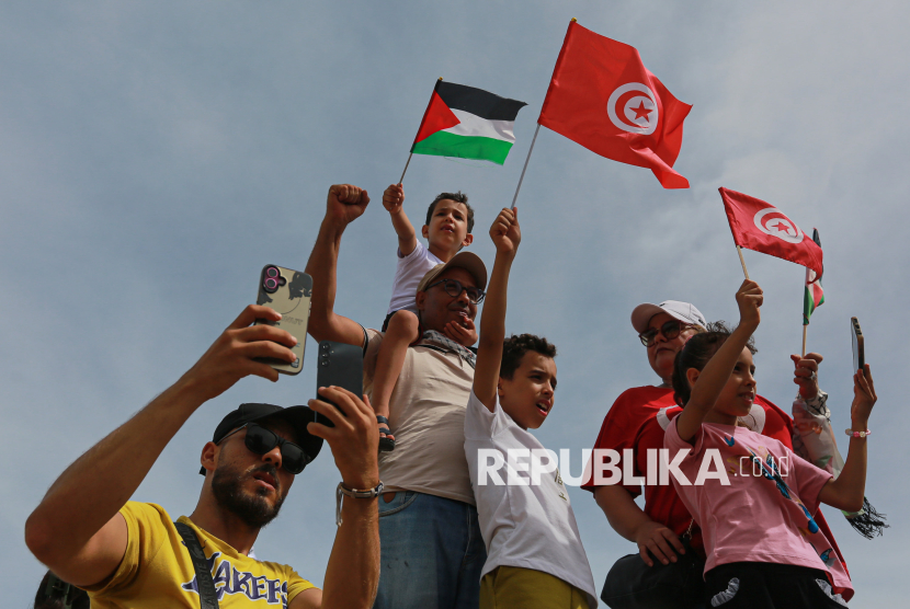 Warga bersama relawan menyambut aktivis kemanusiaan Greta Thunberg, Thiago Avila dan Yasemin Akar di Pelabuhan Sidi Bou Said, Tunisia, Ahad (6/9/2025).