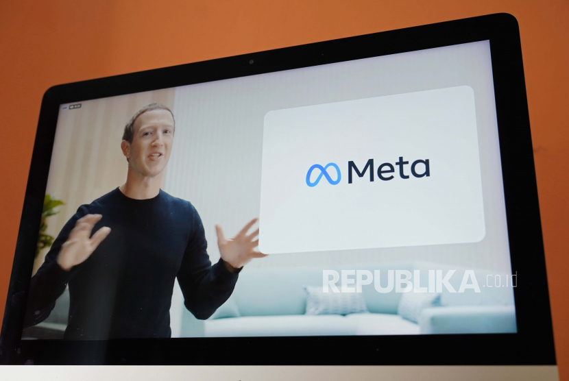  Terlihat di layar perangkat di Sausalito, California, CEO Facebook Mark Zuckerberg mengumumkan nama baru mereka, Meta, selama acara virtual pada Kamis, 28 Oktober 2021. Zuckerberg membicarakan hasrat terbarunya -- menciptakan realitas virtual