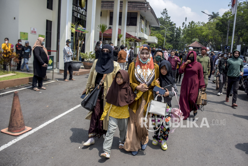Keluarga dan kerabat terdakwa kasus dugaan penyebaran berita bohong Bahar bin Smith berjalan menghadiri sidang vonis di Pengadilan Negeri Bandung Kelas IA Khusus, Jalan LLRE Martadinata, Kota Bandung.
