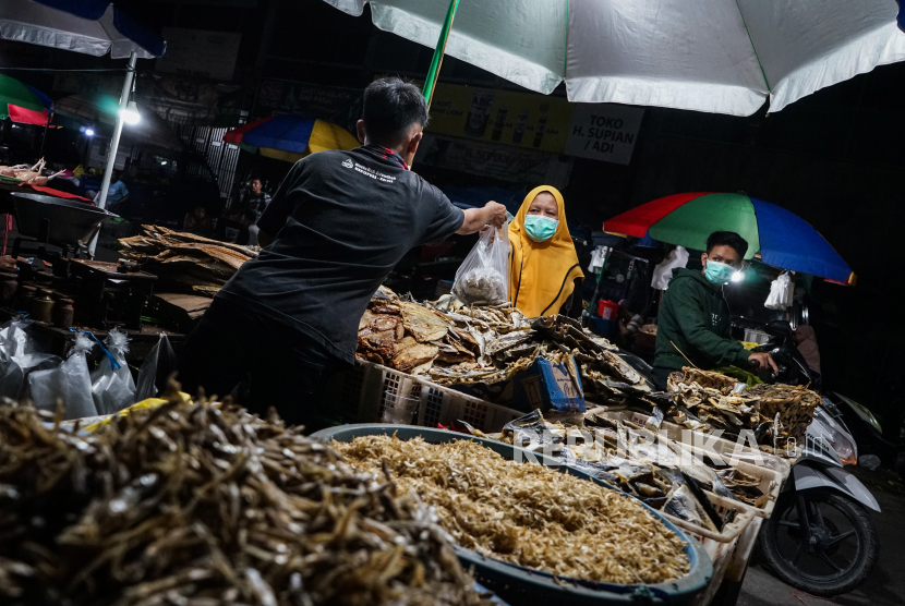 Pedagang melayani pembeli di pasar tumpah Palangkaraya, Kalimantan Tengah, Sabtu (4/4). Bank Indonesia (BI) merilis Hasil Survei Kegiatan Dunia Usaha (SKDU) yang mengindikasikan penurunan aktivitas dunia usaha. Pada kuartal I 2020, kegiatan dunia usaha yang tercermin dari nilai Saldo Bersih Tertimbang (SBT) menurun signifikan.