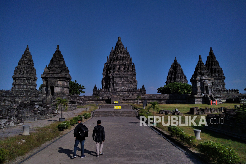 Pengunjung berjalan di ring satu kawasan Candi Prambanan, Sleman, Yogyakarta.