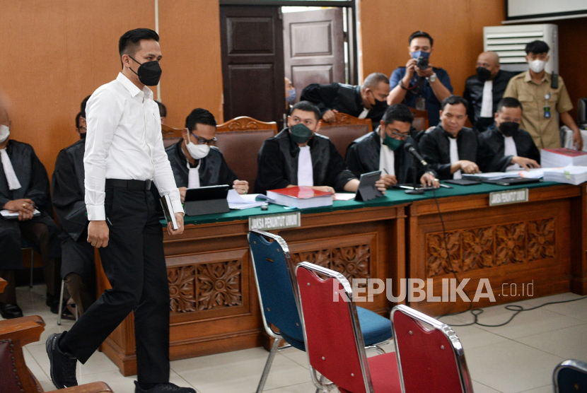 Terdakwa kasus dugaan pembunuhan berencana terhadap Brigadir Nofriansyah Yosua Hutabarat alias Brigadir J,  Richard Eliezer bersiap menjalani sidang pemeriksaan saksi di Pengadilan Negeri Jakarta Selatan, Jakarta, Selasa (31/10/2022). 