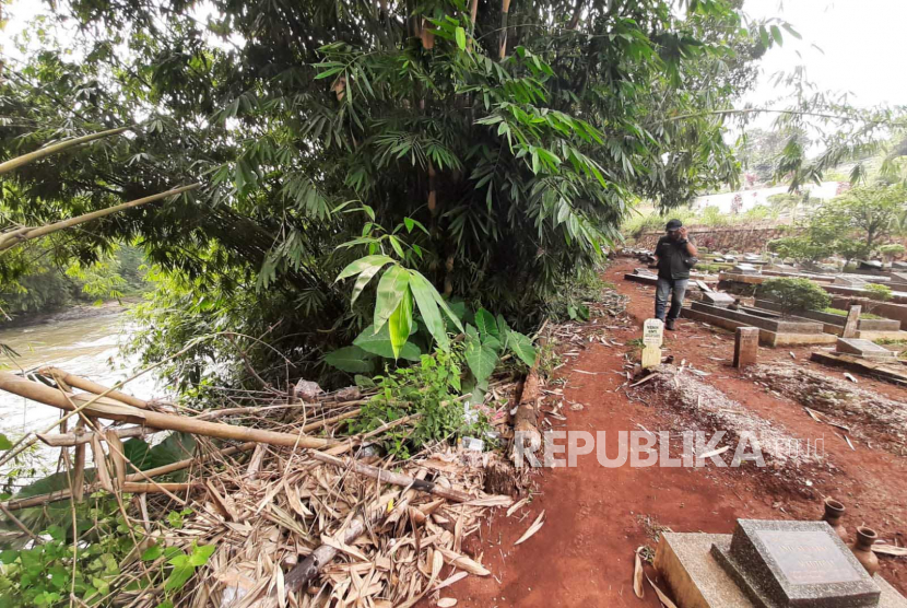 10 makam di Tempat Pemakaman Umum (TPU) Kalimulya 2 di Kecamatan Cilodong, Kota Depok tertimbun longsor sejak Selasa (25/4/2023). 