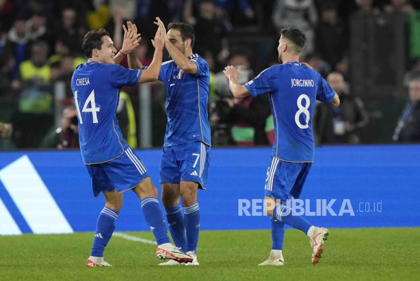  Penyerang tim nasional (timnas) Italia, Federico Chiesa (kiri), tampil impresif saat bertemu Makedonia Utara dalam lanjutan Kualifikasi Euro 2024 di Grup C, Sabtu (18/11/2023) dini hari WIB..
