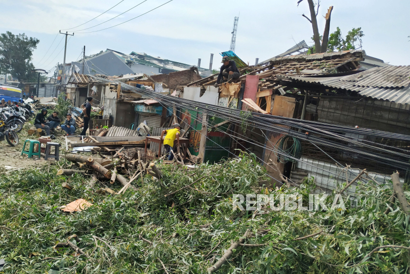 Ratusan bangunan dan warung di pinggir jalan rusak berat akibat angin puting beliung. Pemkab Sumedang menetapkan tanggap darurat puting beliung di dua kecamatan.