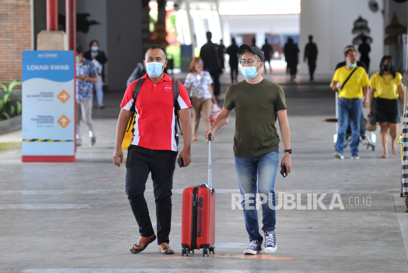 Penumpang pesawat tiba di kawasan Terminal Domestik Bandara Internasional I Gusti Ngurah Rai, Badung, Bali, Jumat (12/3). Maskapai Garuda Indonesia mulai hari ini, Senin (22/3), akan menggunakan pesawat besar untuk penerbangan Jakarta-Denpasar-Jakarta. 