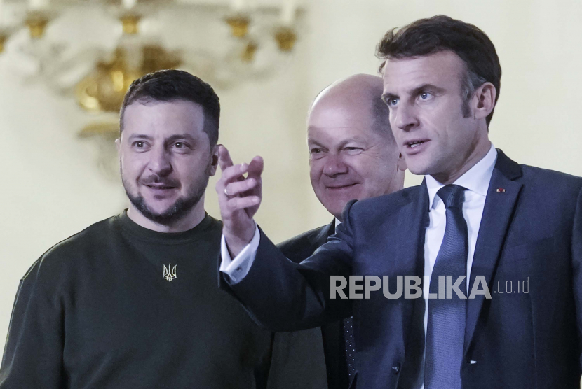  Presiden Prancis Emmanuel Macron (kanan) dan Kanselir Jerman Olaf Scholz (tengah) menyambut Presiden Ukraina Volodymyr Zelenskyy. Presiden Prancis Emmanuel Macron akan mengunjungi Cina pada April mendatang untuk meminta bantuan pemerintah setempat dalam mengakhiri invasi Rusia ke Ukraina. 