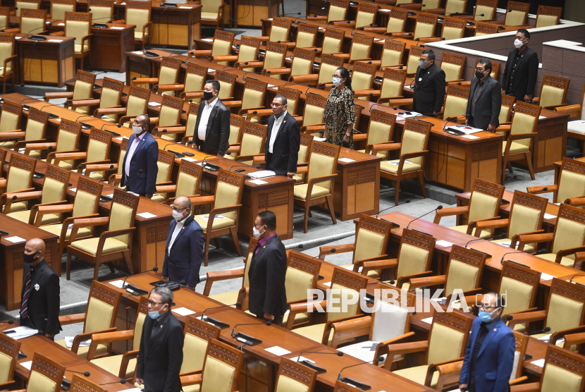 Sejumlah anggota DPR mengikuti Rapat Paripurna, di Kompleks Parlemen, Senayan, Jakarta, Selasa (29/9/2020). Rapat itu pembahasan RUU Perlindungan Data Pribadi. 