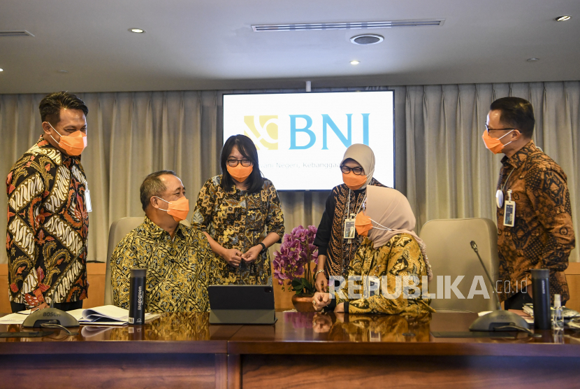 PT Bank Negara Indonesia (Persero) Tbk melaporkan telah menyelesaikan roadshow dan pricing sehubungan dengan rencana penerbitan BNI Tier 2 Capital Bonds 2021 sebesar 500 juta dolar AS atau setara Rp 7,2 triliun (kurs Rp 14.425), pada 23 Maret 2021. 