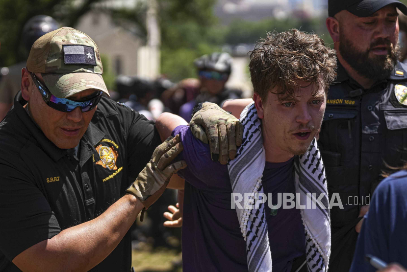 Seorang pengunjuk rasa dibawa pergi oleh polisi Universitas Texas di Austin di kampus Senin, 29 April 2024.