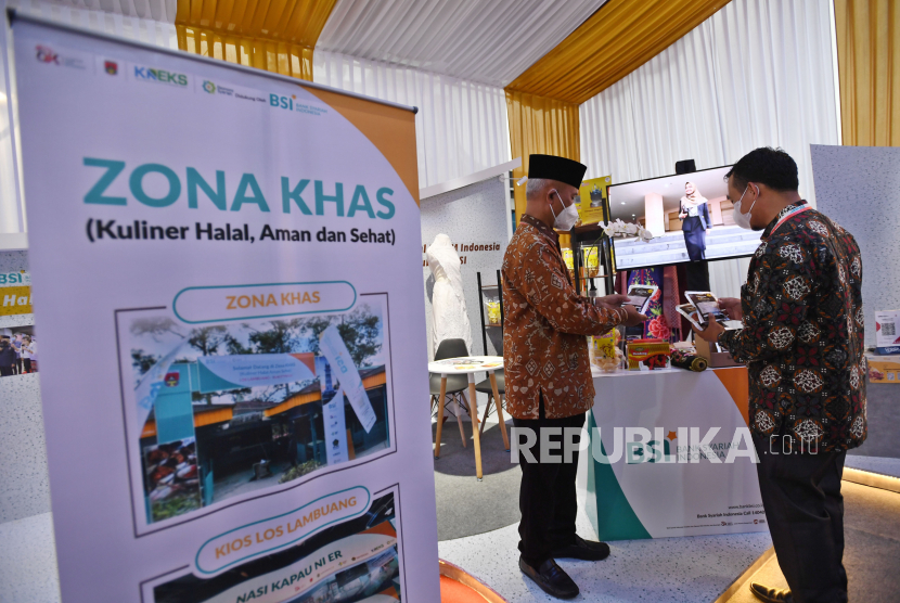 Wakil Direktur Utama Bank Syariah Indonesia (BSI) Ngatari (kiri) meninjau stan Zona Kuliner Halal, Aman, dan Sehat (KHAS) dalam acara Gerakan Nasional (Gernas) Bangga Buatan Indonesia (BBI) di Bukittinggi, Sumatera Barat, Selasa (12/4/2022). Otoritas Jasa Keuangan (OJK) menggandeng Bank Syariah Indonesia (BSI) untuk mewujudkan program Zona Kuliner Halal Aman dan Sehat (KHAS) di Kota Bukittinggi sebagai upaya mengembangkan keuangan dan ekonomi syariah. 