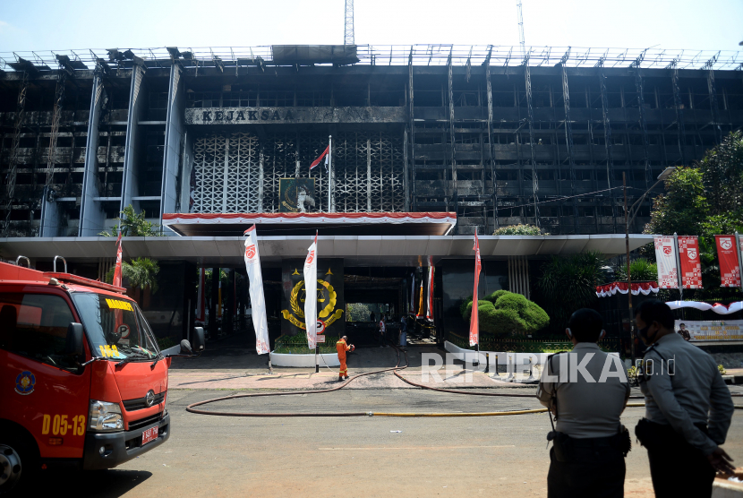Polisi berjaga di gedung utama Kejaksaan Agung yang terbakar di Jakarta. 