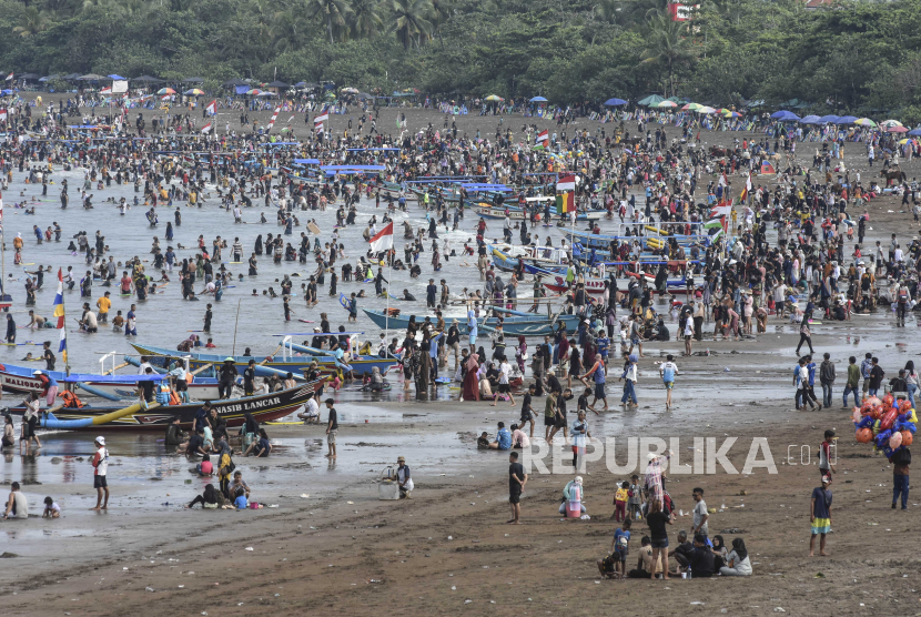 Wisatawan memadati pantai Pangandaran di Kabupaten Pangandaran, Jawa Barat, Selasa (16/4/2024). 