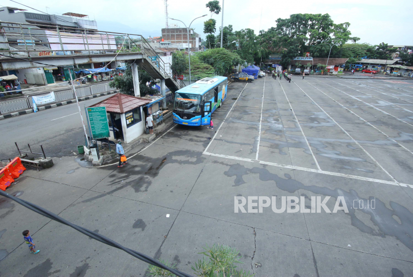 Terminal Cicaheum, Kota Bandung, lengang saat musim mudik lebaran 2020. Penerapan Pembatasan Sosial Berkala Besar (PSBB) dan aturan pelarangan mudik pada tahun lalu, membuat terminal bus jurusan Jabar Selatan, Jateng dan Jatim ini kosong.