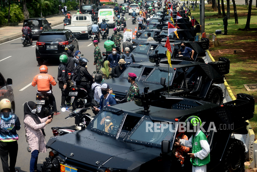 Warga berfoto di dekat kendaraan alat utama sistem senjata (alutsista) milik TNI yang dipamerkan dalam rangka HUT TNI ke-76 di depan Istana Merdeka, Jakarta Pusat, Selasa (5/10). 