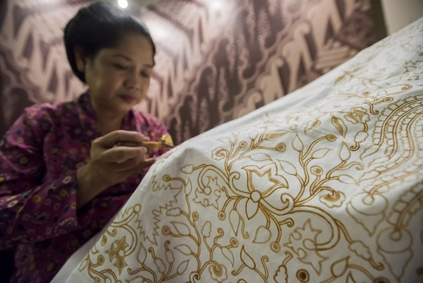 Hari Batik Nasional. Batik tulis dibuat secara manual dan tradisonal, sehingga harganya melambung tinggi. Foto: Republika.