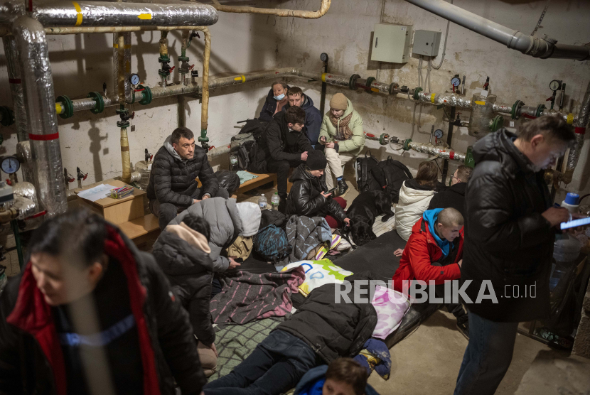  Orang-orang berlindung di ruang bawah tanah gedung sementara sirene berbunyi mengumumkan serangan baru di kota Kyiv, Ukraina, Jumat, 25 Februari 2022.