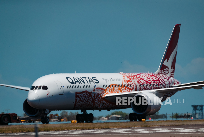 Pesawat Qantas. Qantas menyatakan akan memberhentikan sementara 2.500 staf akibat wabah varian Delta yang membuat banyak penerbangan dibatalkan.