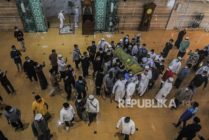 Sejumlah kerabat dan keluarga membawa keranda jenazah Syekh Ali Jaber di Pondok Pesantren Darul Qur