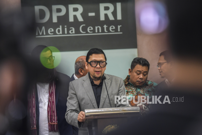Ketua Komisi II Ahmad Doli Kurnia (tengah) bersama pimpinan delapan fraksi memberikan keterangan pers di Kompleks Parlemen, Senayan, Jakarta, Rabu (11/1/2023). Komisi II menyetujui rancangan dapil dari KPU.
