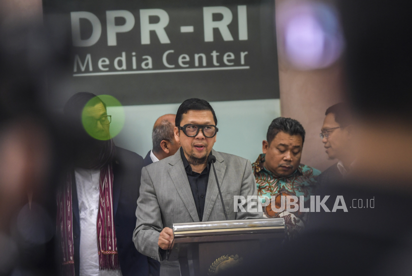 Ketua Komisi II Ahmad Doli Kurnia (tengah) bersama pimpinan delapan fraksi memberikan keterangan pers di Kompleks Parlemen, Senayan, Jakarta, Rabu (11/1/2023). Sebanyak delapan fraksi DPR yaitu Partai Golkar, Gerindra, NasDem, PPP, PKB, Demokrat, PKS, dan PAN menolak sistem proposional tertutup dan akan terus mengawal pertumbuhan demokrasi Indonesia ke arah yang lebih maju. 