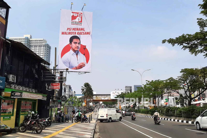 Baliho bergambar putra bungsu Presiden Joko Widodo (Jokowi), Kaesang Pangarep terpasang di Jalan Margonda Raya, Kota Depok, Selasa (23/5/2023).