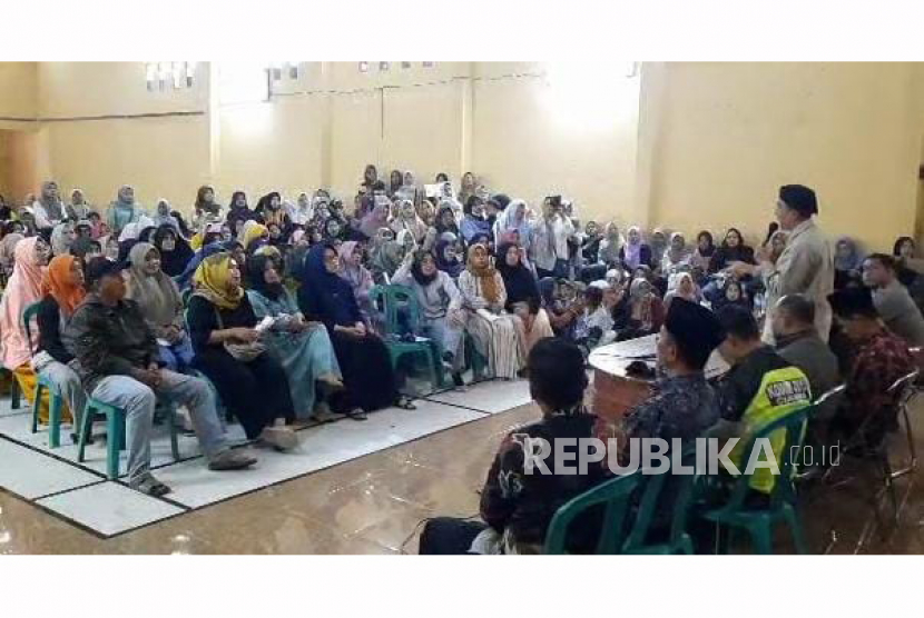 Sejumlah orang tua siswa melakukan aksi menuntut uang tabungan anak mereka kembali, di GOR Pakemitan Kecamatan Ciawi, Kabupaten Tasikmalaya, Sabtu (22/7/2023). Tabungan ratusan siswa di SDN 3 Pakemitan diduga dibawa kabur oleh mantan kepala sekolah.