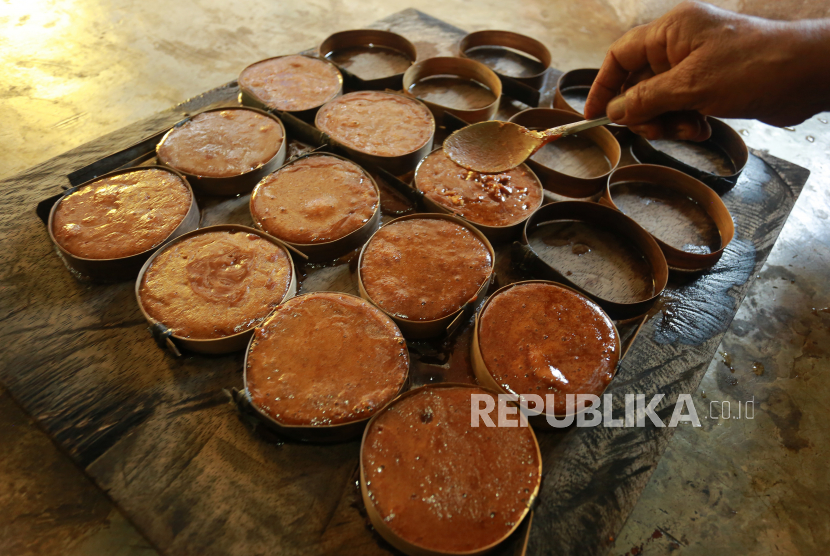 Perajin Gula Aren Rejang Lebong Diminta tak Pakai Deterjen. Perajin mencetak gula aren tradisional. Ilustrasi