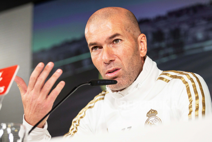 Pelatih kepala Real Madrid Zinedine Zidane berbicara saat konferensi pers di kota olahraga Valdebebas di Madrid, Spanyol, 29 November 2019. 
