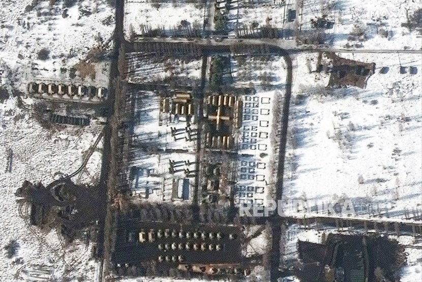 Pasukan di Belgorod barat, Rusia. Peluru artileri yang ditembakkan dari Ukraina menghancurkan sebagian rumah pribadi di Wilayah Belgorod Rusia