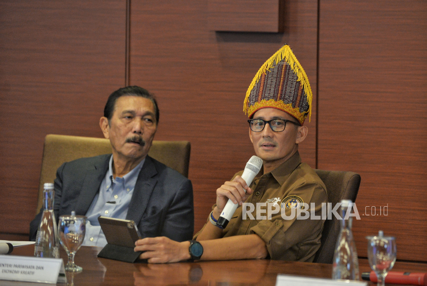 Menteri Pariwisata dan Ekonomi Kreatif/Badan Pariwisata dan Ekonomi Kreatif Sandiaga Uno (kanan).