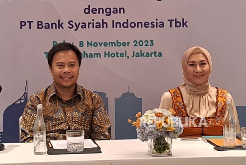CEO Sucor AM Jemmy Paul Wawointana dan Senior Vice President Wealth Management BSI, Asri Natanegeri saat konferensi pers Kerja Sama Distribusi Produk Investasi Reksa Dana Syariah di Jakarta, Rabu (8/11/2023).