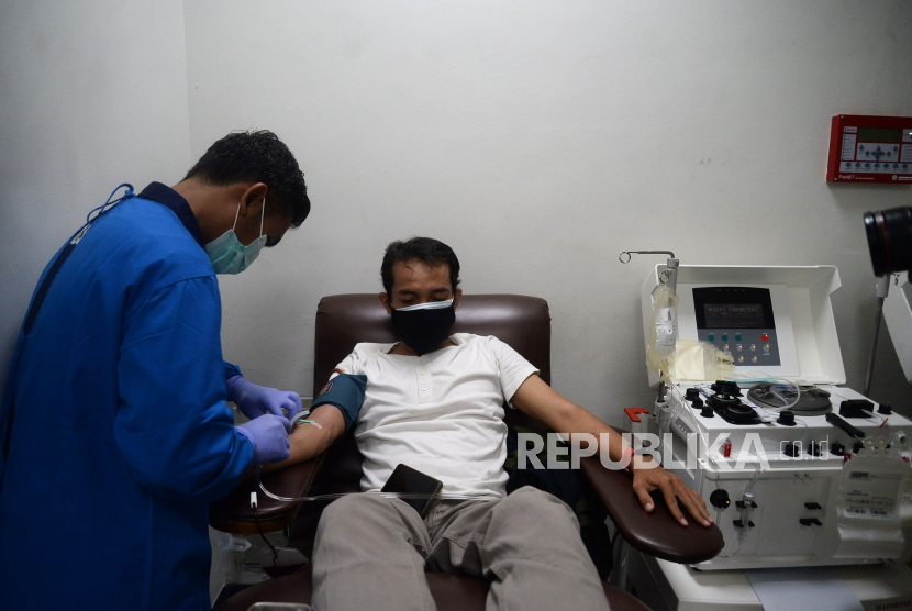 Warga penyintas COVID-19 mendonorkan plasma darahnya di Sentra Donor Plasma konvalesen Stasiun MRT Dukuh Atas BNI, Jakarta, Selasa (24/8). Kegiatan Donor Plasma tersebut merupakan rangkaian dari berbagai program serta komitmen PT MRT Jakarta (Perseroda) dalam membantu pemerintah menanggulangi pandemi COVID-19. Tercatat sebanyak 35 orang yang telah menajalani screening mendonorkan plasmanya.Prayogi/Republika