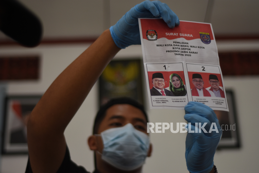 Petugas KPPS melakukan penghitungan suara Pilkada Kota Depok tahun 2020 di TPS 69, Kota Depok, Jawa Barat, Rabu (9/12/2020). 
