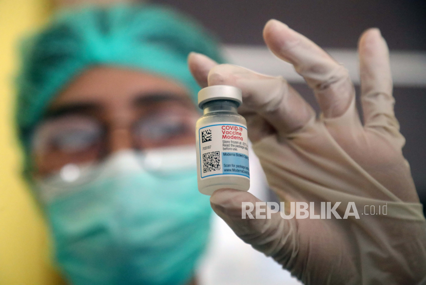 Seorang petugas kesehatan Indonesia menunjukkan botol vaksin Moderna dalam program vaksinasi booster Covid-19 di Jakarta, 2 Agustus 2022. Ilmuwan Inggris-AS membandingkan keandalan vaksin booster Pfizer dan Moderna dalam melindungi penerimanya dari risiko kematian akibat Covid-19.