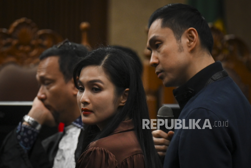 Terdakwa Harvey Moeis (kanan) bersama istrinya Sandra Dewi mengikuti sidang lanjutan kasus dugaan korupsi tata niaga timah, di Pengadilan Tipikor, Jakarta, Senin (21/10/2024).