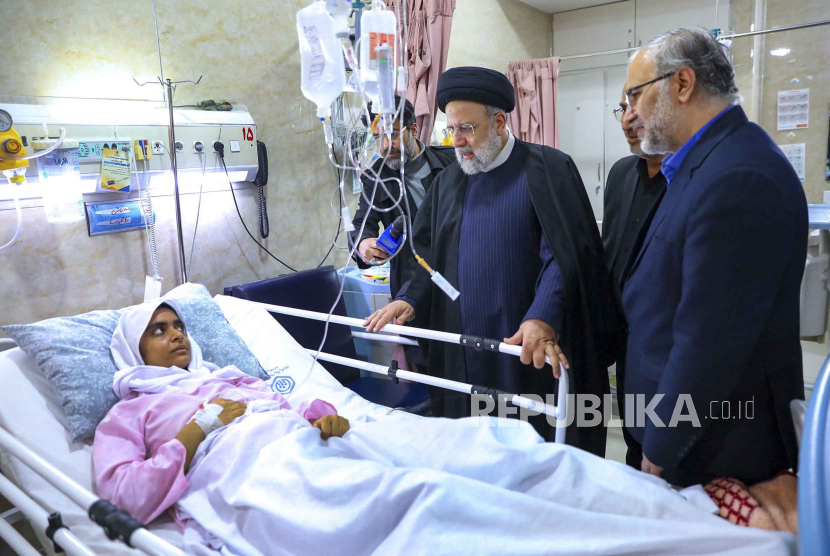 Presiden Iran Ebrahim Raisi mengunjungi warga yang menjadi korban bom meledak di Kot kerman.