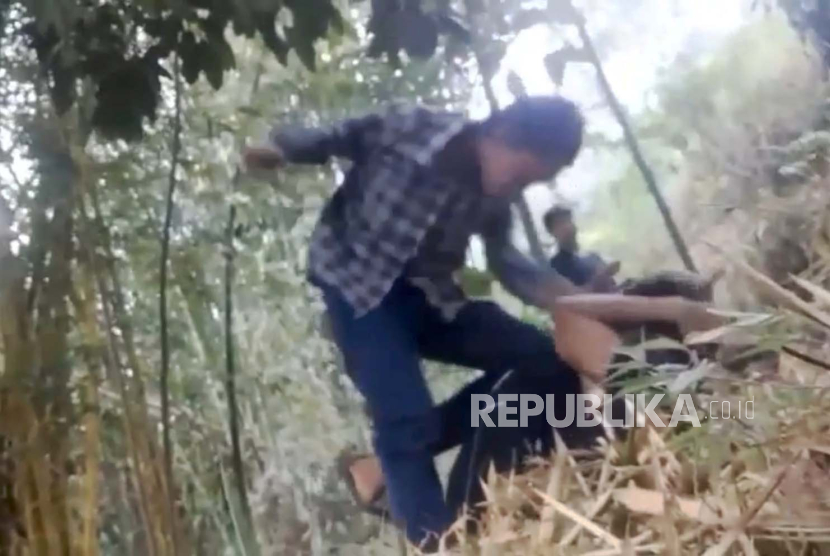 Viral video aksi perundungan yang diduga berlokasi di Kecamatan Cigugur, Kabupaten Kuningan. 
