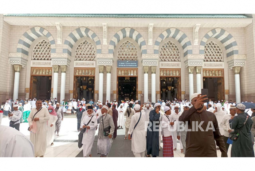 Suasana sholat Jumat di Masjid Nabawi, Madinah, Arab Saudi, Jumat (26/5/2023). Jamaah calon haji Indonesia akan mulai bertolak dari Madinah ke Makkah pada 1 Juni 2023.