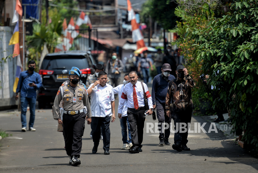 Pengara keluarga mendiang Brigadir J, Kamaruddin Simanjuntak (tengah) bersama timnya berjalan saat rekontruksi digelar di rumah pribadi Irjen Ferdy Sambo di Jalan Saguling III, Jakarta Selatan, Selasa (30/8/2022). Namun pengacara Brigadir J dilarang mengikuti rekonstruksi.